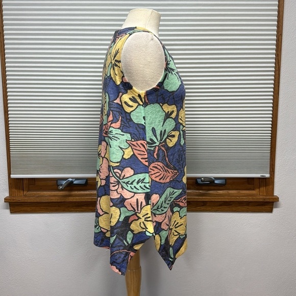 Nally & Millie Blue Floral Sleeveless Asymmetrical Shark Bite Hem V Neck Top - Picture 3 of 7